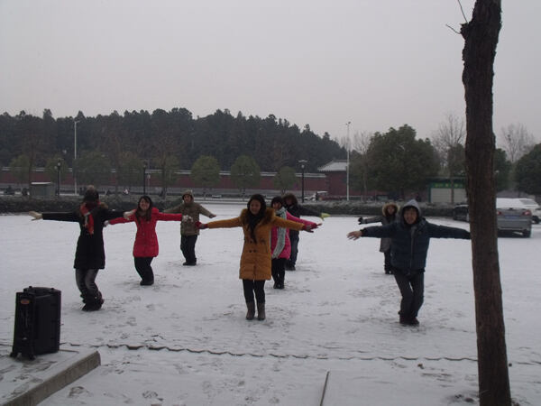 《舞动南阳》百牛网络公司员工大雪中晨操——第 1 张配图